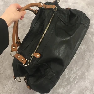 Svart väska - Lite sliten vid handtagen bara ⚫️