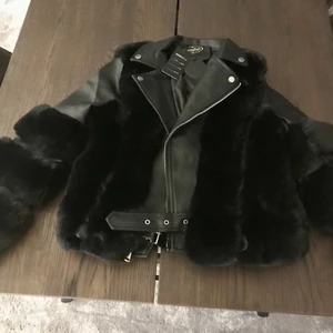 Skinnjacka med päls stl.L - Helt ny skinnjacka med päls på armarna och ryggen. Inköpt i England. Storlek L