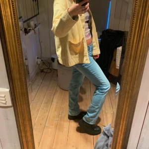 Low waitsted levisjeans - Säljer dessa ursnygga lågmidjade jeans från Levis i en ljusblå tvätt! Sitter så bra och är sjukt sköna! Pris kan diskuteras