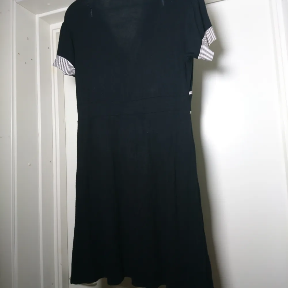 Svart vintageklänning med svart/vit-randiga detaljer och 