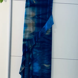 Fin dress i blå nyanser  - Storlek 38, stretchig