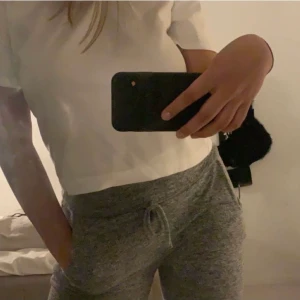 Mjukisbyxor - Gråa mjukisbyxor från madlady . Byxorna är i strl XS men passar både xs/s/m för de är stretchiga. Sitter som byxorna på bild två (lånad bild) men inte camouflage utan hel gråa. Går att förhandla om billigare pris. Köparen står för frakt!