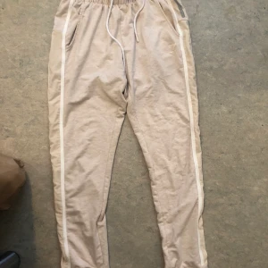 GYMSHARK  - Mjukisar från Gymshark, lite använda, så billigt pris! Vid mer intresse, skriv! 