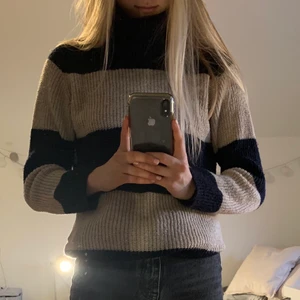 Stickad polotröja, zara kids - Randig stickad tröja från Zara i fint skick. Säljer då den är för liten för mig. Tröjan är i barn storlek men skulle säga att den passar xxs och xs. Frakt ingår ej. 