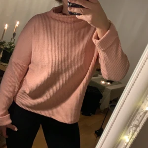 Ljusrosa tröja - Jättefin ljusrosa tröja från H&M, storlek M. 🥰 Säljer då jag har flera likadana i olika färger - en riktig favort. Så skön! 💕