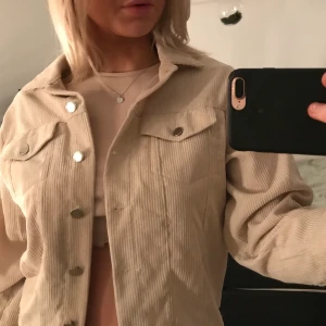 Manchesterjacka - En beige manchesterjacka i väldigt fint skick💖 en lite kortare modell vilket är superfint! Säljer pga att plagget inte kommer till användning. Köparen står för frakten.