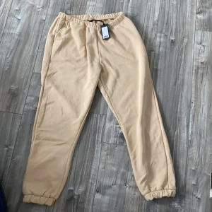 Mjukisbyxor  - Helt oanvända mjukisbyxor i M men är som S. Var för korta i benen på mig... Prislappen är till och med kvar på dem. Så helt nya.