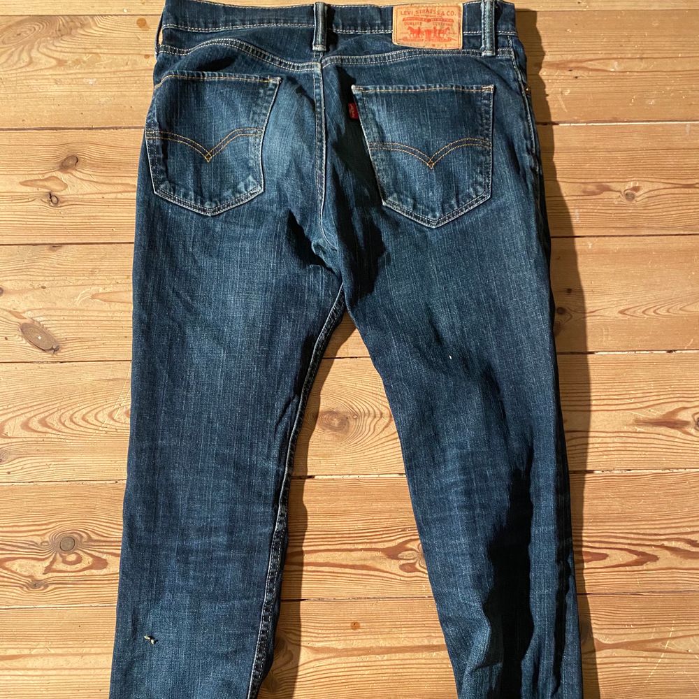 Coola Levis jeans i 2000-talsstil! Typiskt low-waisted med slitningar längst benen🌟 Passar storlek S och XS. Säljes i befintligt skick, precis som allt annat🌼 Skriv gärna vid frågor eller vid efterfrågan på fler bilder!. Jeans & Byxor.