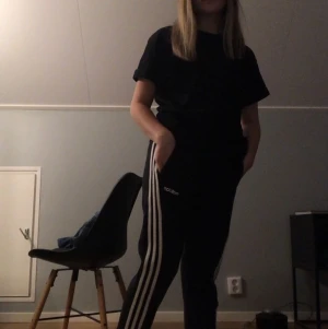 Adidas mjukis byxor - Dessa fina adidas byxor är nu till salu! Bara 2 veckor gamla. 