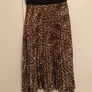 Räfflad kjol i leopard mönster - Räfflad kjol i leopardmönster. Gott skick! 