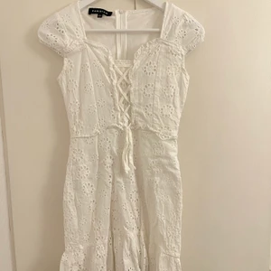 Vit klänning - Vit klänning från Parisian. Använd en gång, strlk 34. Skriv för mer info/bilder.