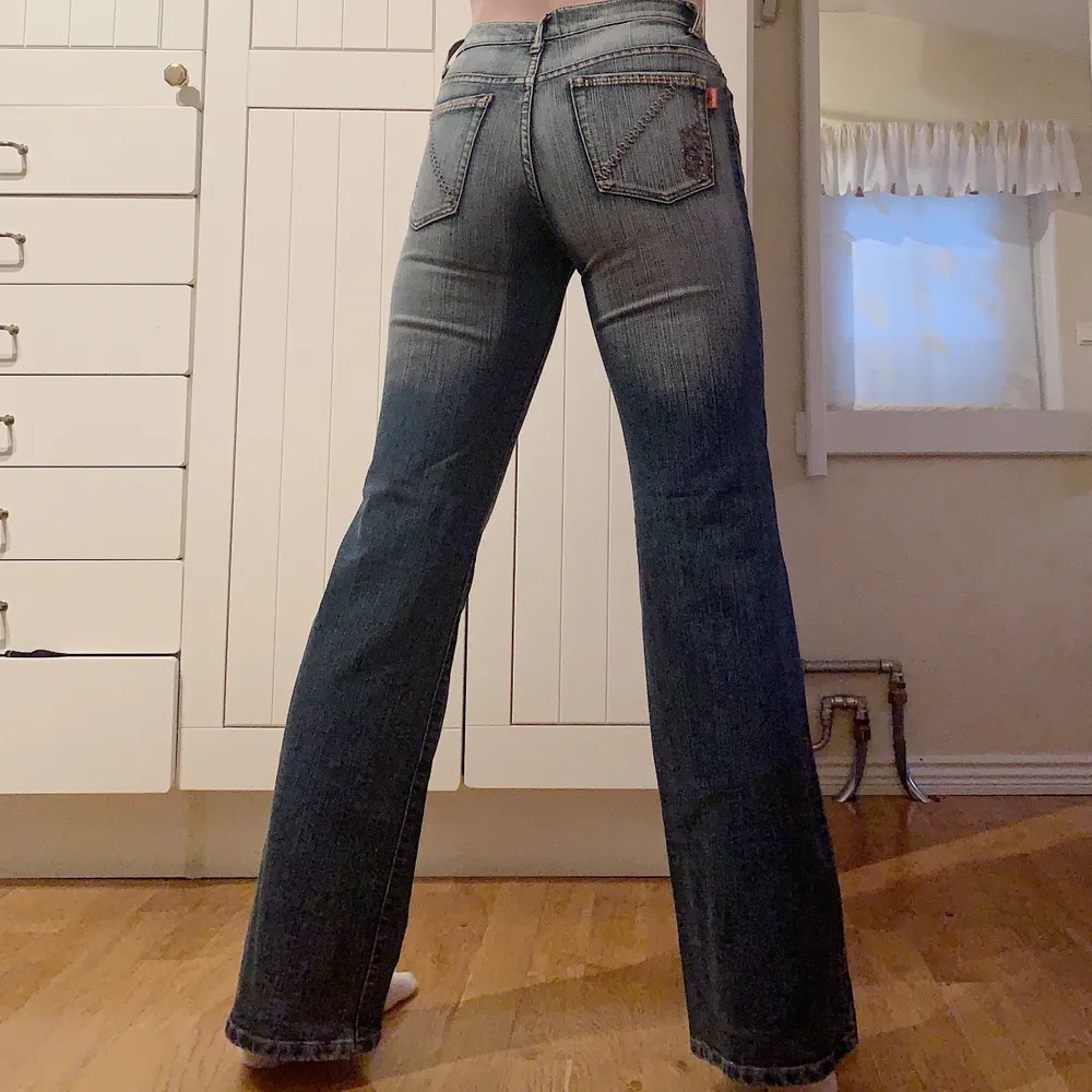 Säljer dessa coola flared, lowrise, jeans med coola detaljer på fram och bak (OBS: några rhinestones har trillat av)! Storleken är large men skulle säga att de passar XS-M (väldigt stretchiga)!✨ Jag själv brukar har W28/29 och är 172cm💗 Budgivning i kommentera om det är många intresserade❤️. Jeans & Byxor.