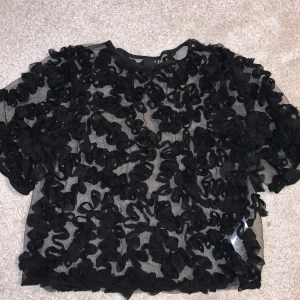 Svart topp - Säljer denna helt oanvända toppen från ginatricot