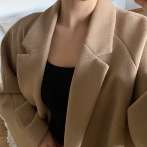 Beige kappa  - Köpt från hm och använts fåtal gånger, jag är 1,71 cm lång o bör vanligtvis storlek xs-m 