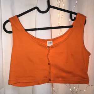 Linne - Ett jättesnyggt ribbat, croppat linne ifrån hm med små knappar i bra skick. Säljer då jag inte använder det längre🥰det står att de är i storlek 38 men passar mer en 36