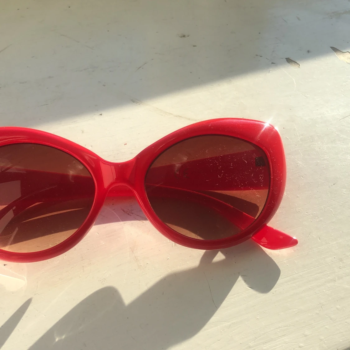 Röda solglasögon  - 90