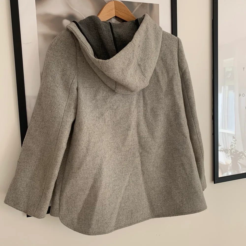 Går kappa från zara i cape modell. Perfekt för vår/höst. Ordinarie pris 800kr.. Jackor.