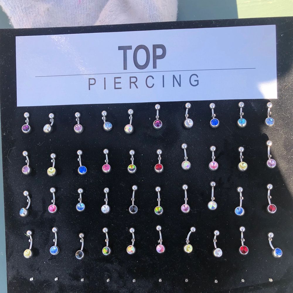 Navelpiercing i kirurgiskt stål säljs för tillfället på REA 15kr styck, finns även i titan och de gäller samma färger +grön där rea priser ligger på 29kr styck. Sjukt billiga priser på bra matrial. ▫️ •kirurgiskt stål - nickel fitt. •Titan 1 nickelfritt och finns ej spår av nickel, ämnen som godkänns av kroppen och är där lett ett läkesmycke och används vid piercing. . ⚫️Frakt kostnad är den samma hur mycket man än beställer för ⚫️Rean gäller storlekarna 6,10 och 12 (ej 8). Accessoarer.