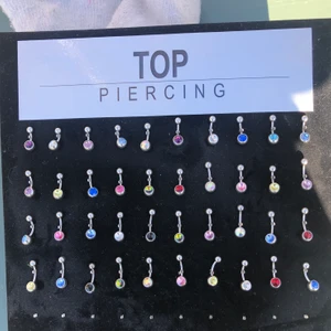 Navelpiercing REA - Navelpiercing i kirurgiskt stål säljs på REA 29kr styck, finns även i titan och de gäller samma färger +grön. Pris titan 35kr ▫️                          