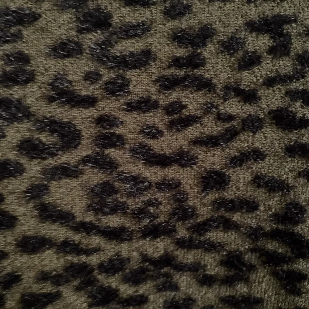 Grön tröja från Zara med smått leopardmönster. Helt slutsåld. Storlek: M men passar även S & XS  (jag är mellan XS-S).                                                                     Buda nere i kommentarerna! Högsta bud:. Tröjor & Koftor.
