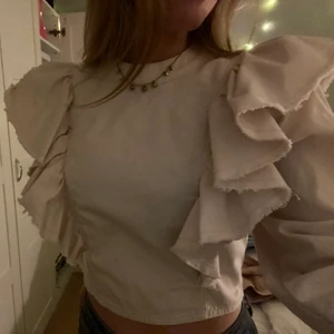 😍😍😍 - Jätte snygg blus spm passar till allt men speciellt jeans!!  i nyskick!! Köpt i Milano förra året💕💕💕❤️