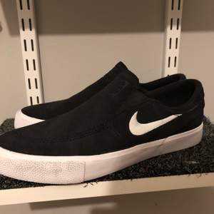 Ett par Nike sb Stefan Janoski skate skor slip on köpta för 900 säljer då jag inte har användning för dom. Använda en gång så bra skick. Köparen står för frakten 
