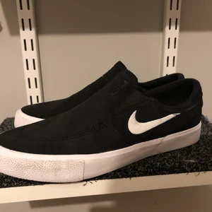 Nike  - Ett par Nike sb Stefan Janoski skate skor slip on köpta för 900 säljer då jag inte har användning för dom. Använda en gång så bra skick. Köparen står för frakten 