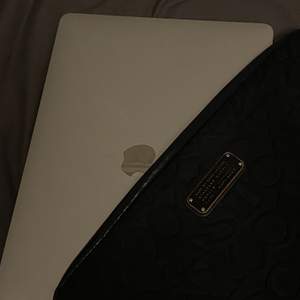 As snyggt Marc Jacobs fodral funkar för månha storlekar min MacBook air som är 13’ funkar perfekt men man kan även ha mindre och lite större/tjockare datorer i om man vill de! 