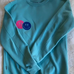 sweatshirt me smileys  - en sweatshirt köpt från carlings för väldigt längesen men endast använd några få gånger, tycker den e  jättefin men tycker inte jag passar i färgen                                       köparen står för frakt 