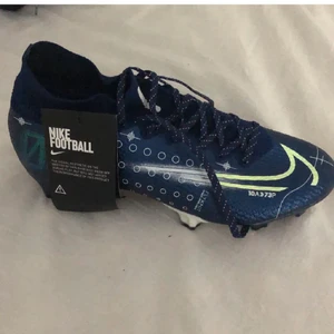 Nike skor strl 40  - Helt nya fotbollskor från Nike endast för 799kr, pris kan diskuteras 