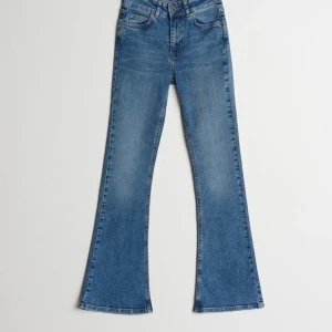 Ljusblåa bootcut jeans. - Ljusblåa bootcut jeans Ifrån Gina Tricot helt oanvända, nypris 400 kr betalningen sker via Swish 🥰