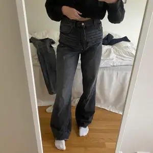 Baggy jeans från Zara. Jättefint skick! Väldigt väldigt långa i bena, jag är 180 och jag står på de. Köper står för frakt!