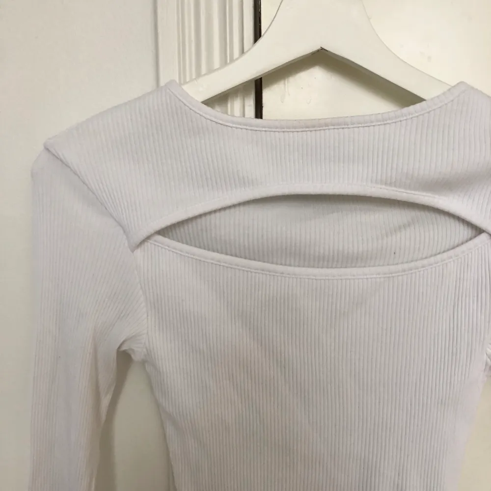 Säljer denna tröja  från Hanna Schönberg kollektion med NA-KD. Det är jag på bilden fast i den svarta tröjan, den vita sitter likadant på mig. Använd 2 gånger och i fint skick. Har vikt upp ärmarna då de är för långa för mig, jag är 156cm. (Frakt inkluderat i priset). Toppar.