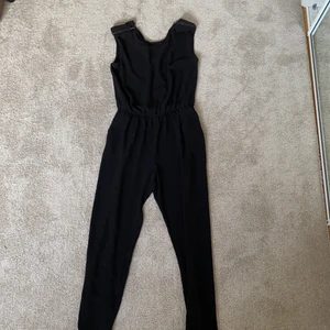 Jumpsuit  - Från Zara, jättefin och tunnt material, öppen i ryggen och dragkjedjor på axlarna. Storlek S