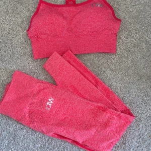 icaniwill träningskläder  - Träningskläder från icaniwill i rosa byxorna XS och toppen S. Råkade beställa fel storlek därför jag säljer det. Aldrig använda :) Säljer de som ett set 350kr för båda och 200kr per plagg. Frakt tillkommer 