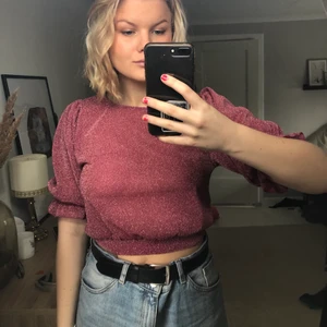 Bikbok topp - Jättegullig glittrig rosa topp från bikbok (Bild 2 beskriver färgen bäst). Näst intill nyskick. Passar jättebra till både  M och S. (Pris 65 + frakt) 🌸💗