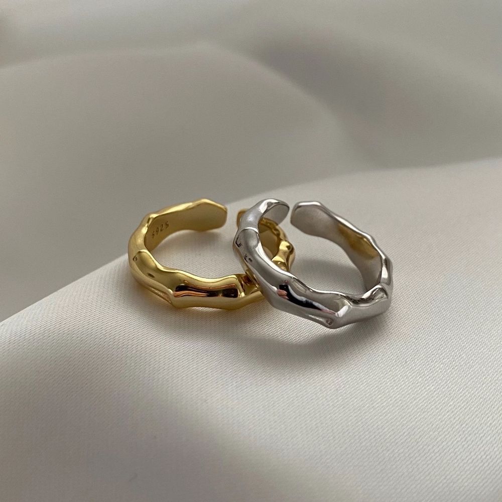 Vi säljer just nu ’AMORE’ i både guld och silver. Ringen är i Sterling Silver 925 och den guldfärgade ringen är pläterad med 18K. Båda ringarna är justerbara och passar vardera finger. Kika in @alaiauf för mer info🤍. Accessoarer.