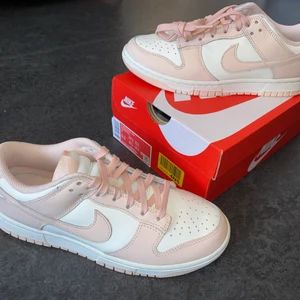 NIKE DUNK LOW - orange pearl strl 38 - Deadstock, strl 38. Kvitto finns! Tar bud från 2000kr 💖