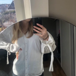 Blus - En vårig blus! Som är super snygg och söt🤩🤩 säljer den för 100kr!!+ frakt!! Frakten ligger på 22kr 😁💞💞