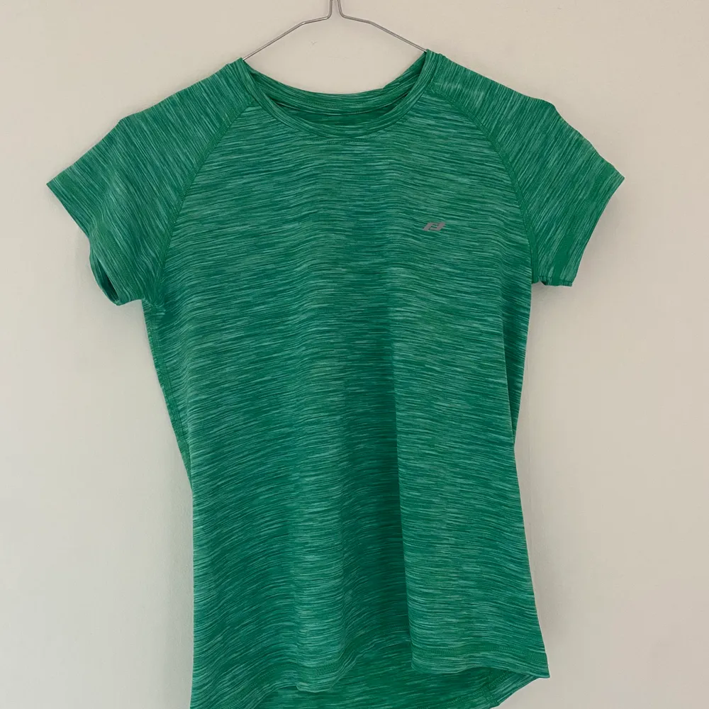 Grön tränings t-shirt i bra kvalitet. Då det är brist på plats i garderoben rensar jag ut! Passar mig som vanligtvis är xs/s. Hoodies.