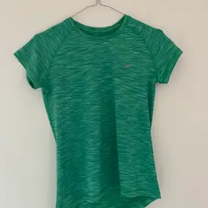 Grön tränings t-shirt i bra kvalitet. Då det är brist på plats i garderoben rensar jag ut! Passar mig som vanligtvis är xs/s