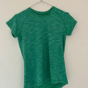 Grön tränings t-shirt - Grön tränings t-shirt i bra kvalitet. Då det är brist på plats i garderoben rensar jag ut! Passar mig som vanligtvis är xs/s