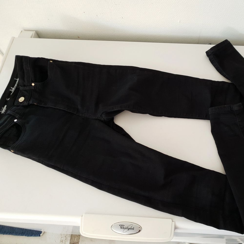 Höga skinnyjeans från Levi's, svarta, använda men inte slitna, hela, supersköna o går över naveln. Köparen står för frakt :) . Jeans & Byxor.