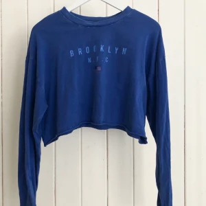Croppad sweatshirt  - Croppad sweatshirt i bra skick. Skriv vid intresse och betalning sker via Swish💜