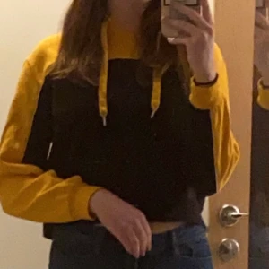 H&M divided cropped hoodie strl S - Bra skick, använd fåtal gånger. Jag är 168 cm lång och den sitter bra, något kort i ärmarna. 