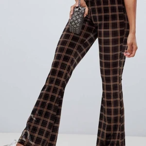 Rutiga Utsvänga byxor  - Utsvängda sammetsbyxor, del av set. Storlek Medium. Går till fotknölarna på mig som är 173 och det tycker jag är för kort även fast den ska sitta så 