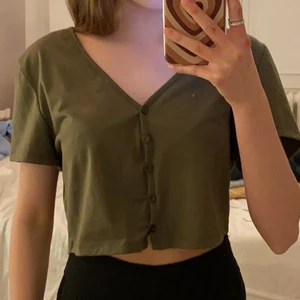 Topp från shein - Säljer denna jättesöta toppen från Shein. Grön och väldigt skönnn. Storlek XL men sitter snyggt på mig som har xs/s. Nypris 50:- Mitt pris 35:- INKL frakt✨