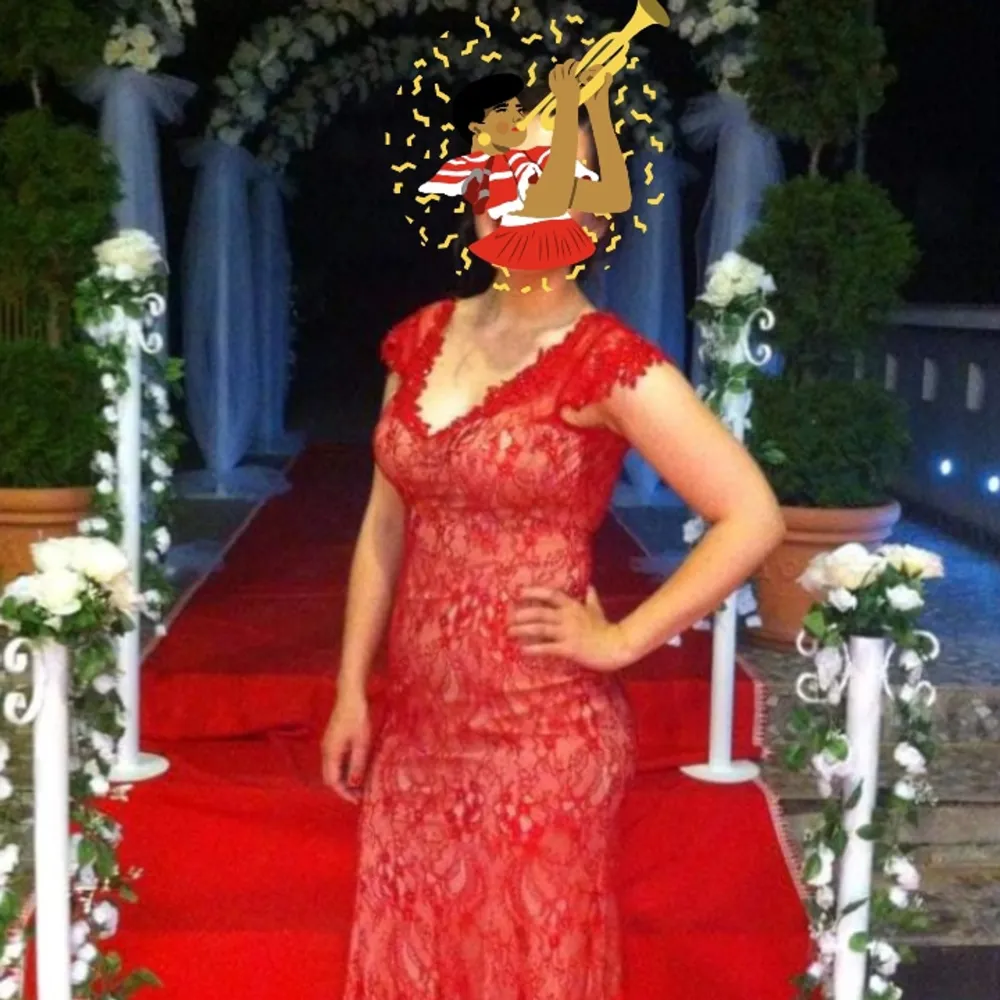 Jättevacker röd långklänning, köptes inför ett bröllop för 2000 kr. Handsydda pärlor vid urringningen. . Klänningar.