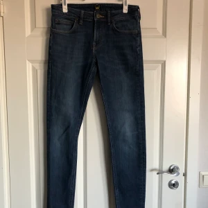 Jeans från Lee - Ett par herrbyxor från Lee. Andvänd ett fåtal gånger. Det står ingen storlek på dem men skulle tippa på W26/27 L30. Kontakta mig om intresserad.