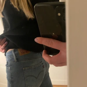 Lågmidjade Levis jeans - Snygga trendiga lågmidjade Levis jeans, storlek 27 och passar mig som är 1,72 cm som vanligt vis har 36/68. Modellen heter slimming straight🙌🏼